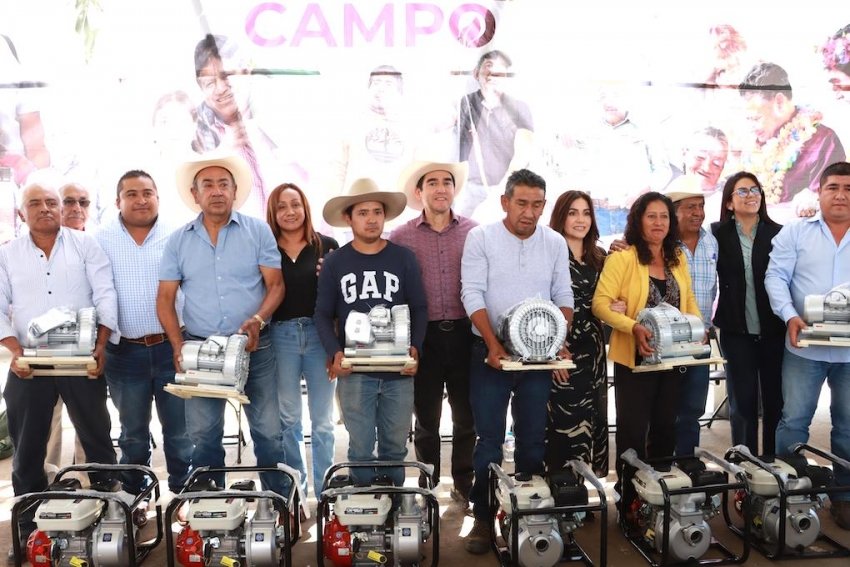 Entrega  Gobierno de Hidalgo programa para la Mujer Rural en San Agustín Tlaxiaca y El Arenal