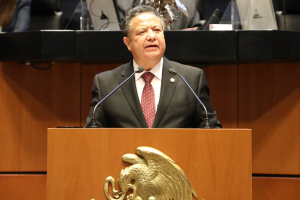 Todos los grupos parlamentarios en el Senado elogian labor de Julio Menchaca  &nbsp;