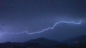 Lluvias acompañadas de descargas eléctricas y fuertes rachas de viento hoy en Hidalgo.