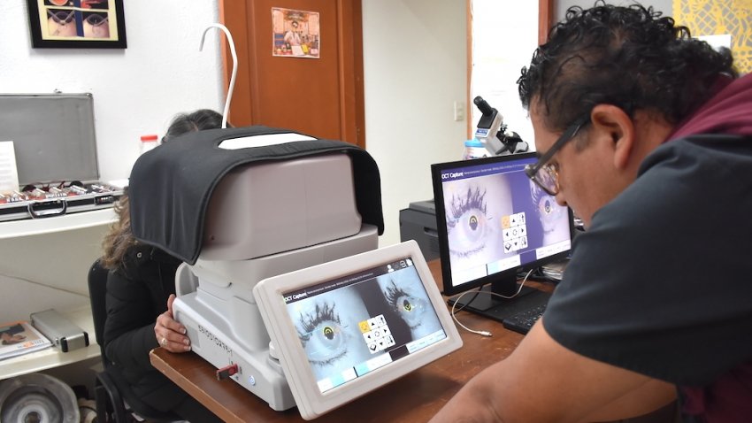 Adultos mayores en Hidalgo acceden a tecnología de alta precisión gratuita para cuidar su salud visual