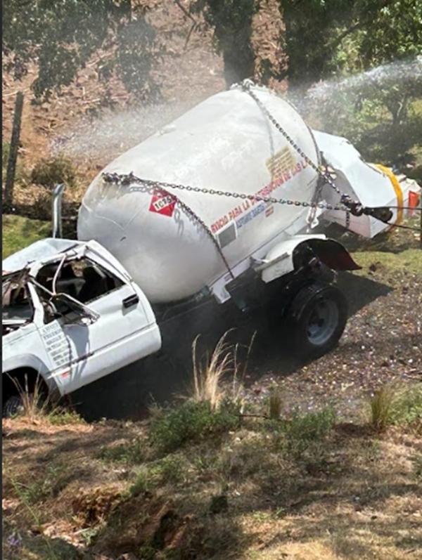 Pipa de gas que volcó en la localidad de linda vista, en Tenango, dejó dos personas heridas