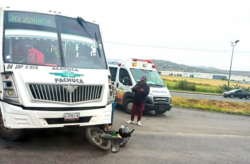 Transporte público impacta motocicleta en la México-Pachuca