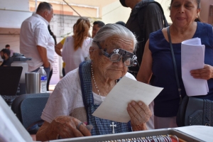 Reafirma gobierno estatal compromiso con la salud visual de las personas adultas mayores