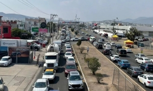 Trabajadores de Carnival provocan caos vial tras bloqueo en Villas de Pachuca