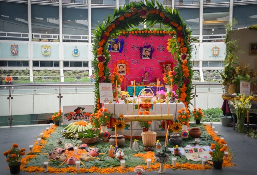 Huejutla comparte la tradición del Xantolo en espacios federales