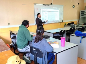 Capacitan en ense&ntilde;anza del ingl&eacute;s a docentes de la regi&oacute;n Tenango de Doria