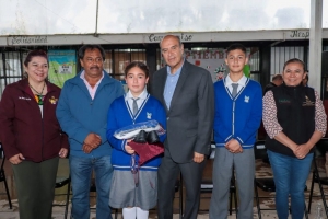Benefician a más de mil 800 estudiantes de Acatlán con apoyos educativos
