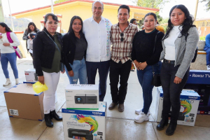SEPH entrega mobiliario y tecnología a escuelas de educación básica de Agua Blanca y Metepec