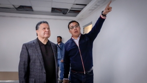 Julio Menchaca supervisa los avances de la rehabilitación por las instalaciones del Edificio de Gobierno