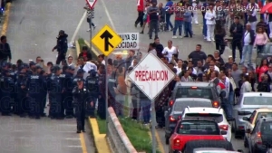 Caos en la Pachuca-M&eacute;xico: Antimotines contienen manifestaci&oacute;n frente al Hospital ISSSTE