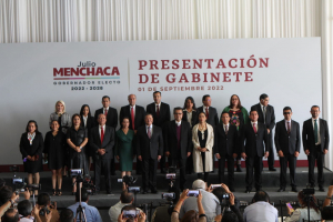 Presenta Julio Menchaca a su Gabinete
