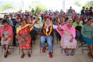 Simey Olvera demuestra fuerza en su gira por la huasteca hidalguense y afirma que las mujeres son pilares fundamentales