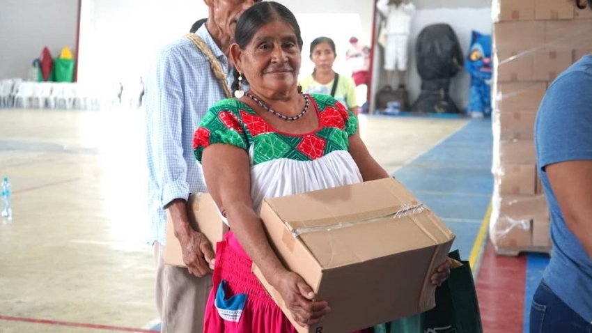 Apoyan a adultos mayores y personas con discapacidad en Huejutla