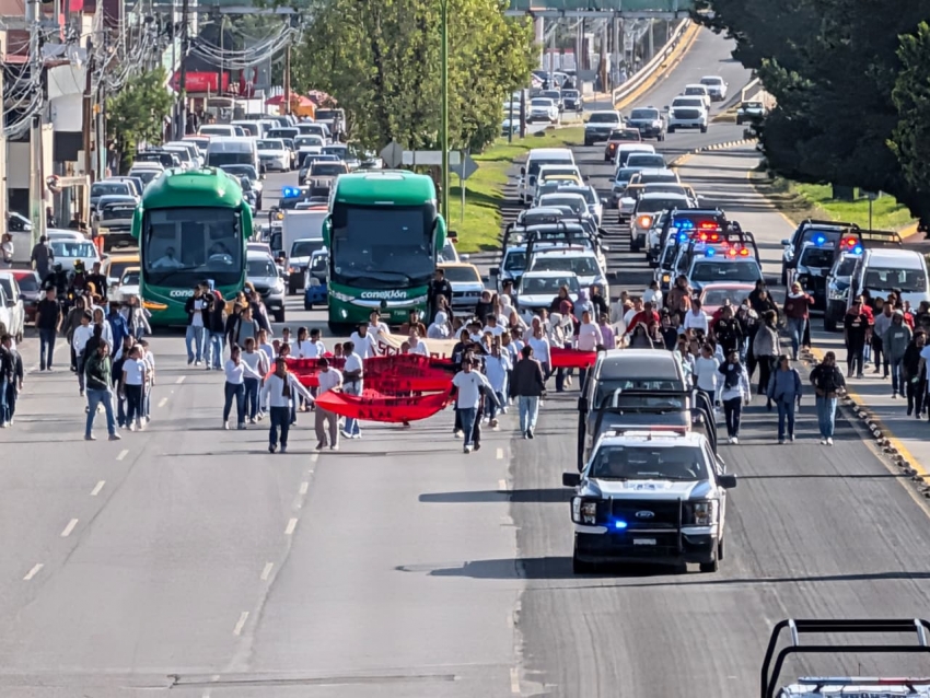 Segundo día de protestas normalistas en Pachuca