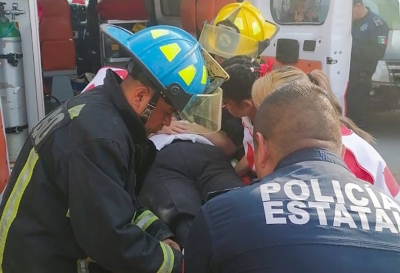 Bomberos rescatan a pareja que cayó en cisterna