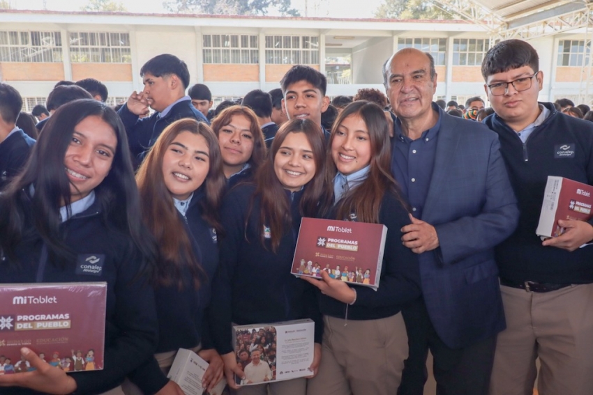 Natividad Castrejón entrega tabletas en Conalep Tizayuca y Villa de Tezontepec