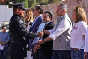 Sergio Ba&ntilde;os entrega est&iacute;mulos y ascensos a polic&iacute;as de Pachuca