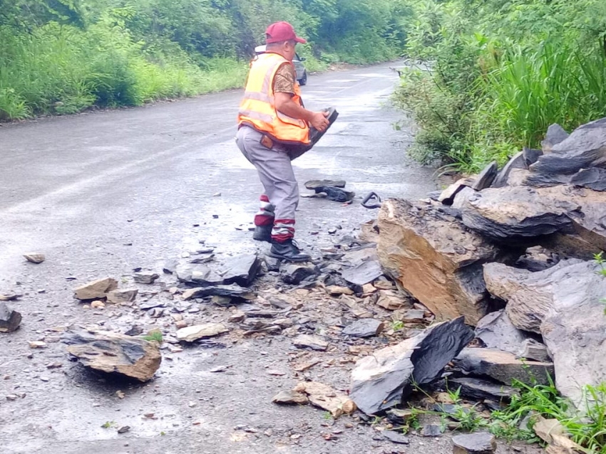 Lluvias dejan 28 derrumbes y mantienen cerrados siete caminos en Hidalgo