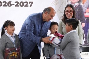 Apoyan a estudiantes de Tula-Tepeji con &uacute;tiles y uniformes