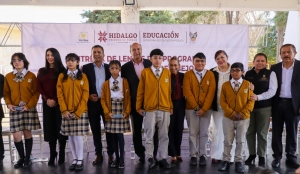 Estudiantes reciben lentes para mejorar su aprendizaje