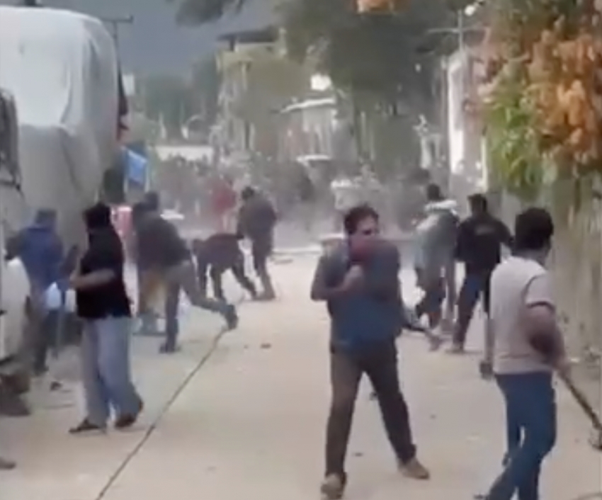 Con palos y piedras pelean por agua