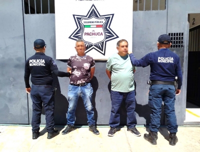 Detienen a dos tras robo de bater&iacute;a en Pachuca; portaban arma artesanal y presunta droga