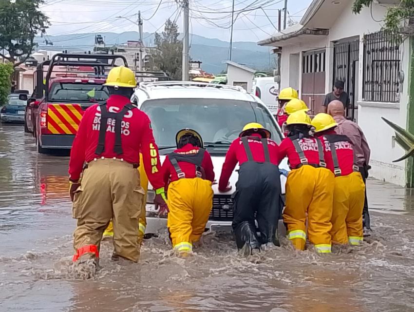 Policía Estatal y Bomberos continúan labores de auxilio en la colonia Tuzos