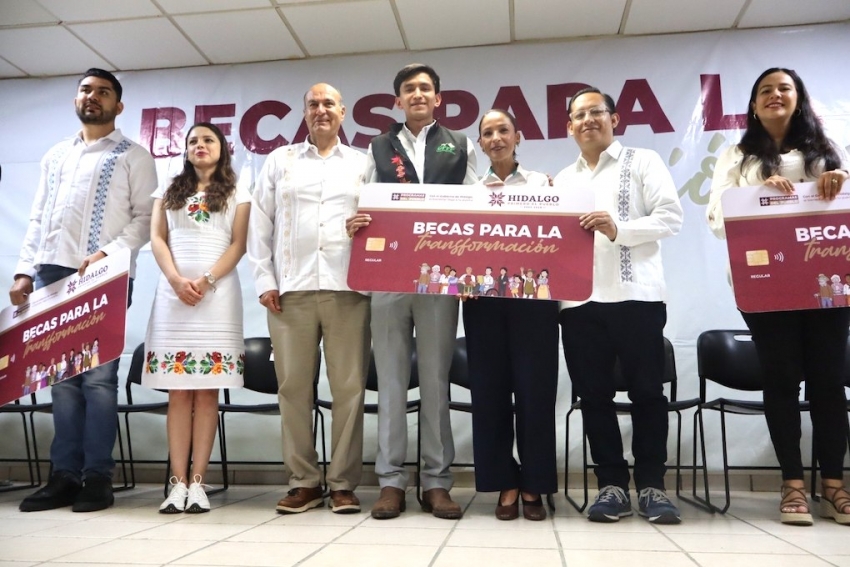 Becas para la Transformación llegan a estudiantes de Chapulhuacán y Jacala