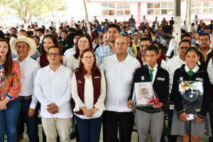 Uniformes escolares y libros de texto gratuitos como beneficio a estudiantes hidalguenses