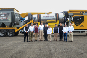 Entrega Pemex una asfaltadora port&aacute;til