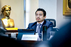 La gente nos exige desaparecer privilegios: Alejandro Vel&aacute;zquez