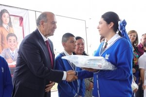Natividad Castrej&oacute;n entrega &uacute;tiles, calzado y uniformes en cinco municipios