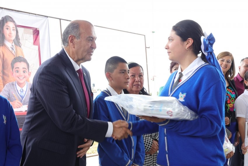 Natividad Castrejón entrega útiles, calzado y uniformes en cinco municipios