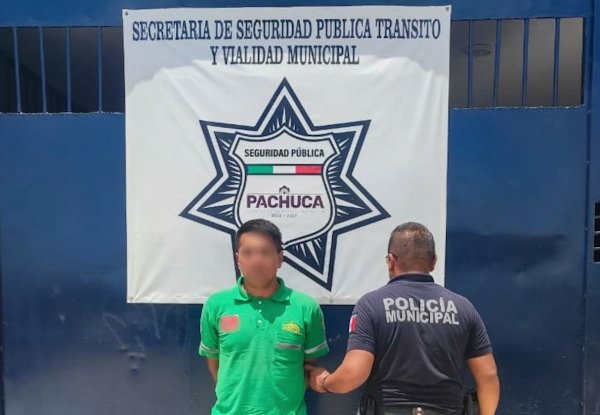Rescatan a perro encerrado durante horas en un veh&iacute;culo en Pachuca