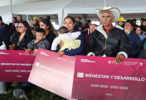 Inicia entrega de tarjetas de apoyos sociales en la Sierra y la Huasteca