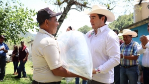 Entrega Saderh crías de peces en Acaxochitlán