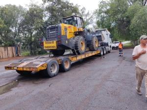 SIPDUS traslada maquinaria para retirar derrumbe en Chapulhuacán   