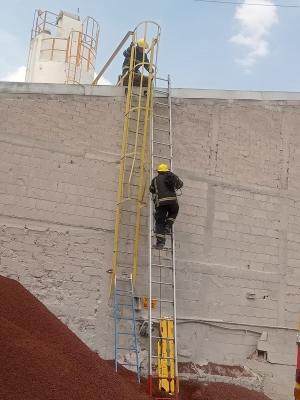 Bomberos brindan auxilio a persona lesionada&nbsp;por descarga el&eacute;ctrica