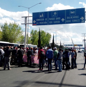 Productores de cebada provenientes de Tepeapulco y Tizayuca, bloquean el bulevar Felipe &Aacute;ngeles
