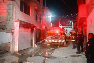 Bomberos rescatan hombre atrapado en incendio 