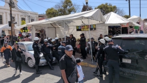 Pelean &quot;como perros&quot;, por control de las calles