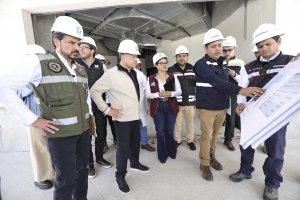 Julio Menchaca y Zo&eacute; Robledo verifican avance del Hospital General de Zona de Tula
