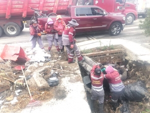 Atienden anegamientos en Pachuca; piden no tirar basura