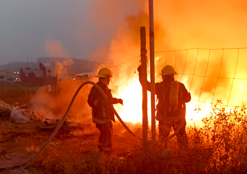 Bomberos atienden incendio en centro de reciclaje