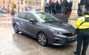 Infraccionan veh&iacute;culo por obstruir banqueta en Plaza Independencia