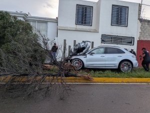 Aparatoso choque en R&iacute;o de las Avenidas involucra al exsenador David Penchyna