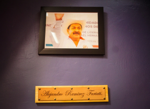 Develación de la placa en reconocimiento a Alejandro Ramírez Furiati exlíder cenecista