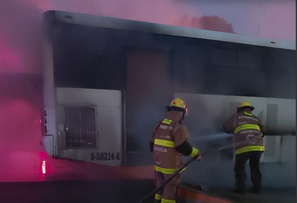 Se incendia autobús sobre el bulevar Colosio