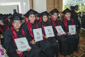 Titular de SEPH entrega diplomas a egresados del CECyTE Hidalgo