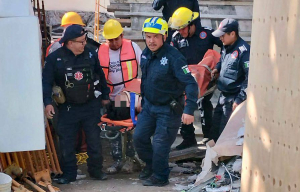 Bomberos rescatan a hombre que cayó  en construcción  